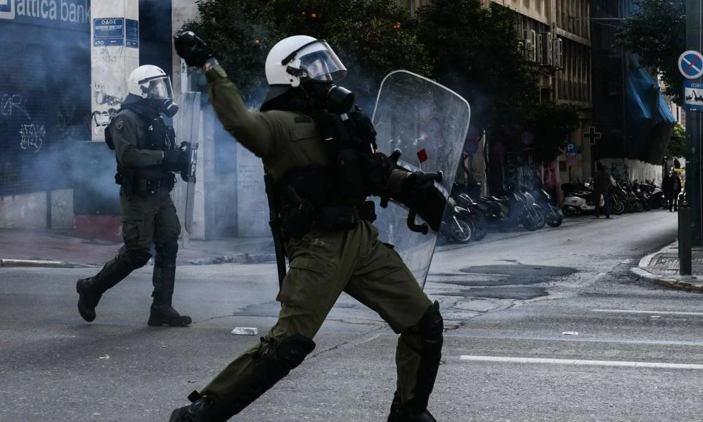 Εξάρχεια: Επεισόδια από τα «παλιά» - Βίντεο από επίθεση κουκουλοφόρων